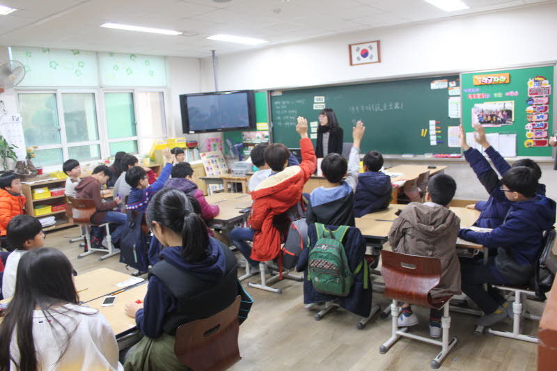 수업에 적극적으로 참여하는 학생들