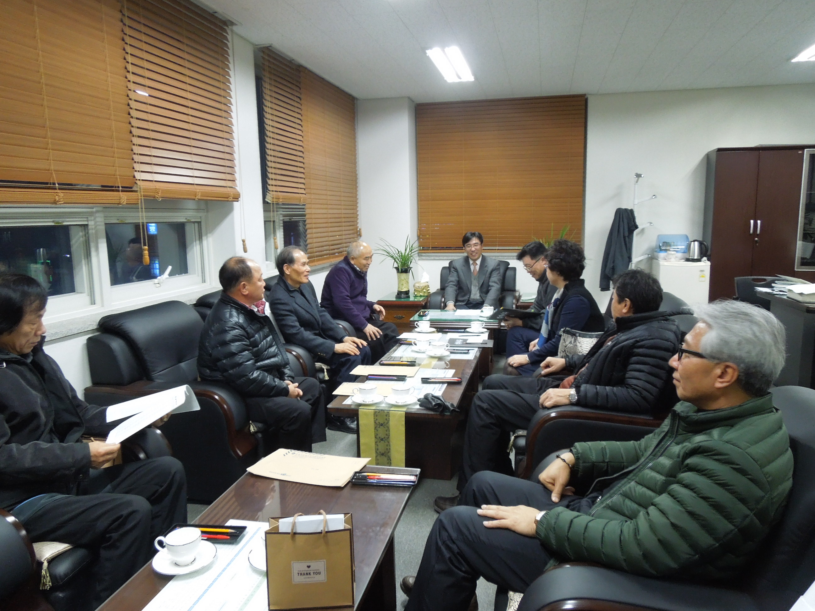 위원회 사무국장이 유인물에 의거 위원들에게 제10차 주요업무추진상황을 보고하고 있는 모습