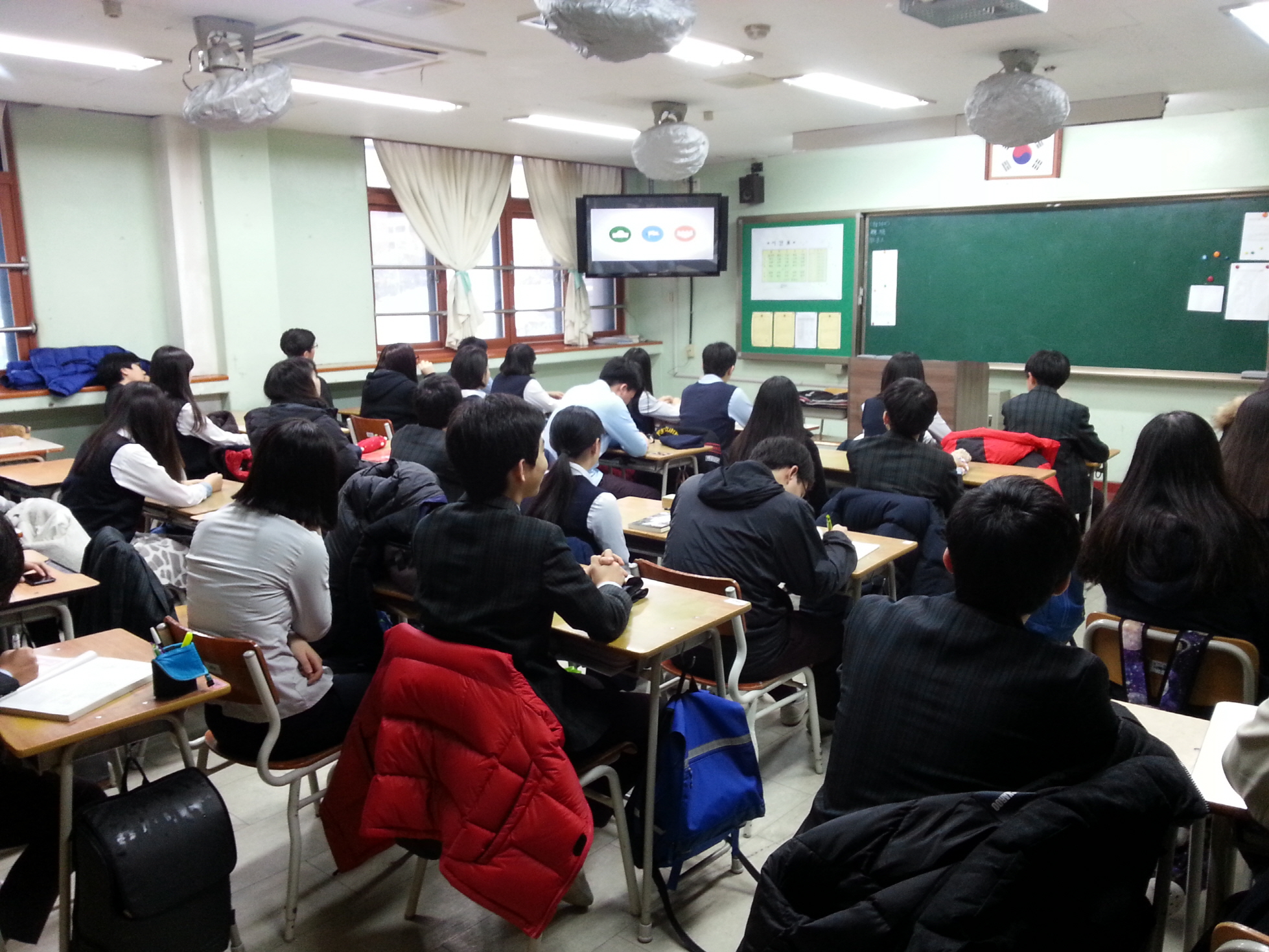 학생들이 공명선거 홍보동영상을 시청하고 있는 모습