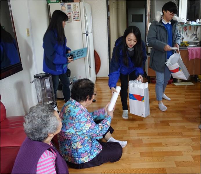 어르신들에게 홍보용품을 배부하면서 주요 선거 정보를 안내하는 모습입니다