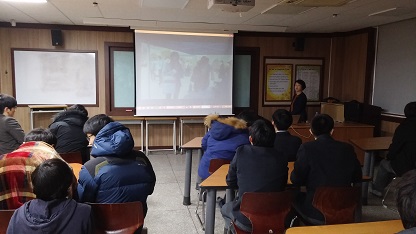 부천고등학교 학생들이 위원회 홍보동영상을 보고있는 모습