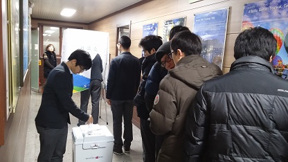 부천고등학교 학생들이 선거체험을 하고있는 모습