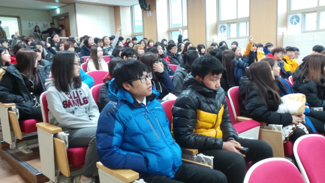  강사님 강의를 열심 듣고 함께 퀴즈를 풀고 있는 이현고등학교 학생들 모습