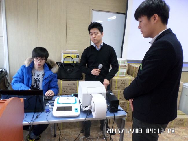 투표용지발급기를 이용하여 투표체험을 하고 있는 학생