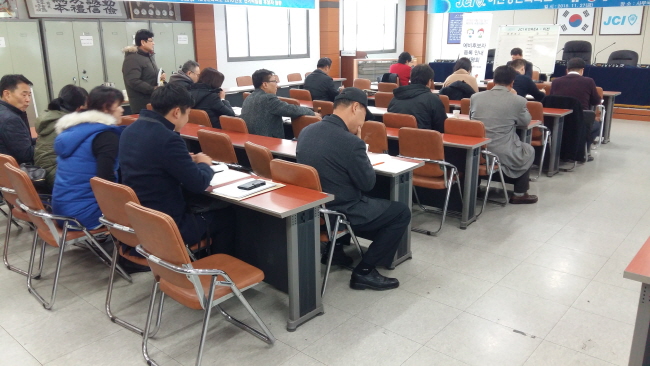예비후보자등록 등에 대한 안내를 하는 이기덕 관리계장과 열심히 강의를 듣고 있는 예비후보자등의 모습