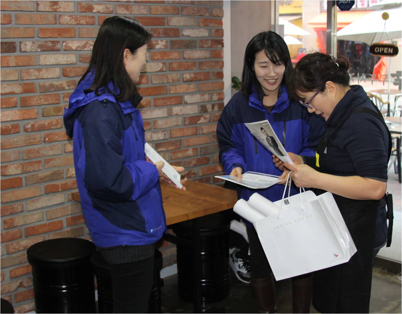 고양시일산서구선거관리위원회는 주권의식 함양 및 정치자금 기부문화조성 홍보캠페인을 실시하였습니다. 자세한 내용은 본문을 참고하시기 바랍니다.