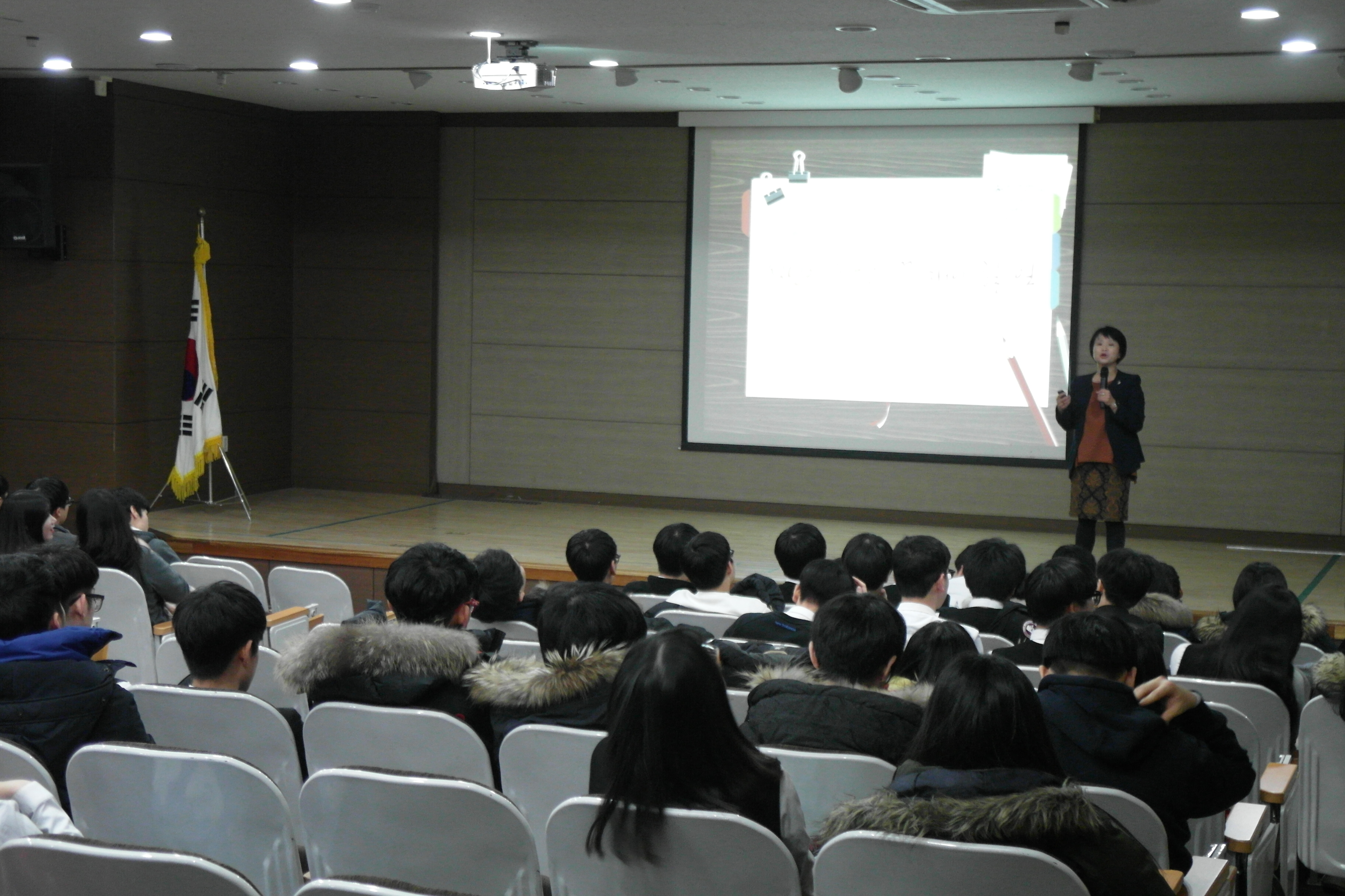 부천시원미구선거관리위원회는 2015. 11. 30.(월) 상원고등학교 3학년 학생들을 대상으로 새내기 유권자들이 올바른 민주시민 의식을 갖고 유권자의 권리를 바르게 행사할 수 있도록 성인이 되면 꼭 해야 할 일 이라는 주제로 전문 강사님의 강의로 새내기 유권자 연수를 실시하는 모습