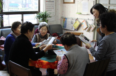위원회 공정선거지원단이 경로당을 방문하여 과태료 및 포상금 제도에 대하여 안내하는 모습