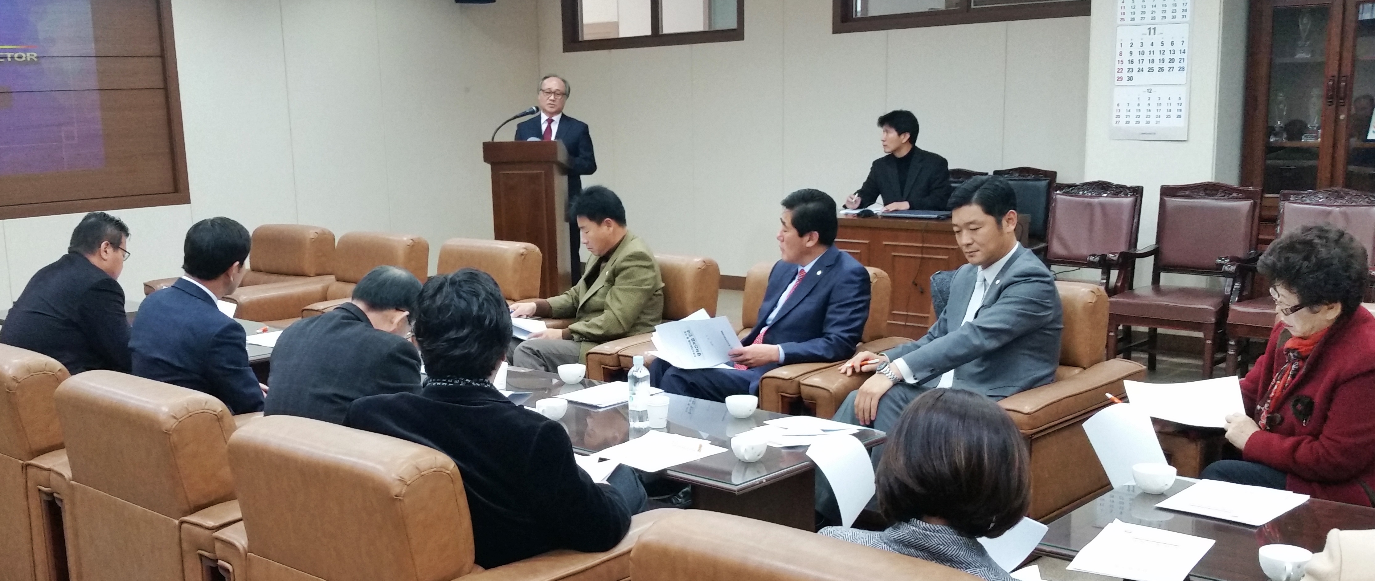 파주시의회의원 등을 대상으로 공직선거법에 대하여 윤홍수 지도홍보계장이 강의하고 있는 모습
