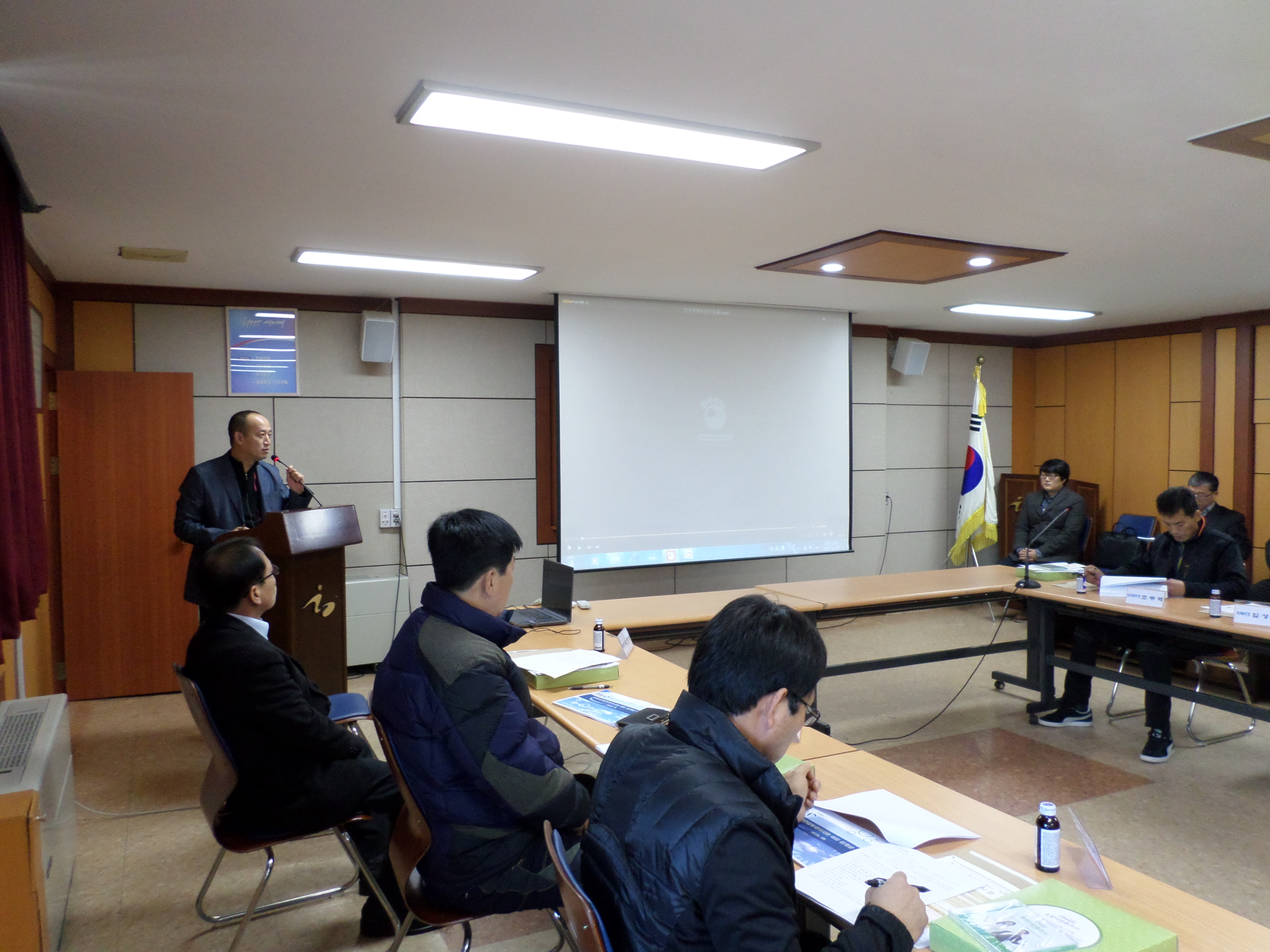 허기옥 지도홍보계장이 북면 이장들에게 선거법위반행위 및 주요 선거정보 등을 강의하는 모습