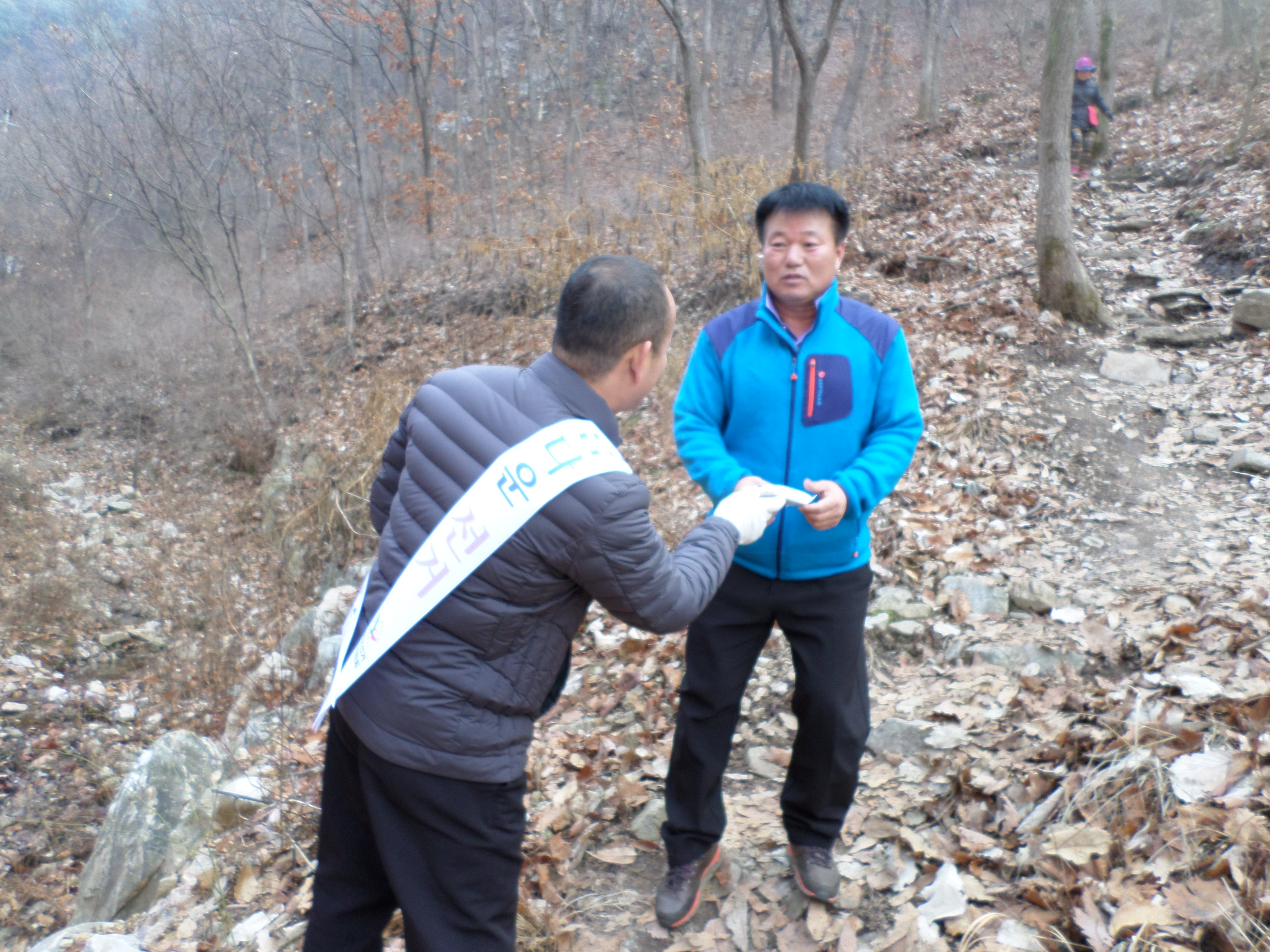 등산객에게 홍보안내문 및 홍보용품을 배부하는 모습