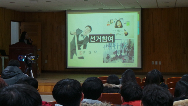 성인이 되면 꼭 해야할 일을 주제로 열심히 강의하고 있는 김신희 강사 모습