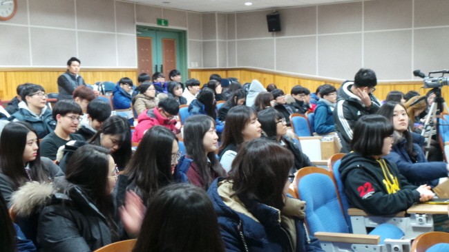 강의를 열심히 듣고 있는 효양고등학교 3학년 학생들