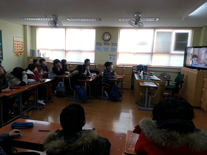 소안초등학교 학생들이 각 학급 교실에서 참참이와 함께 하는 선거이야기 영상을 시청하는 모습