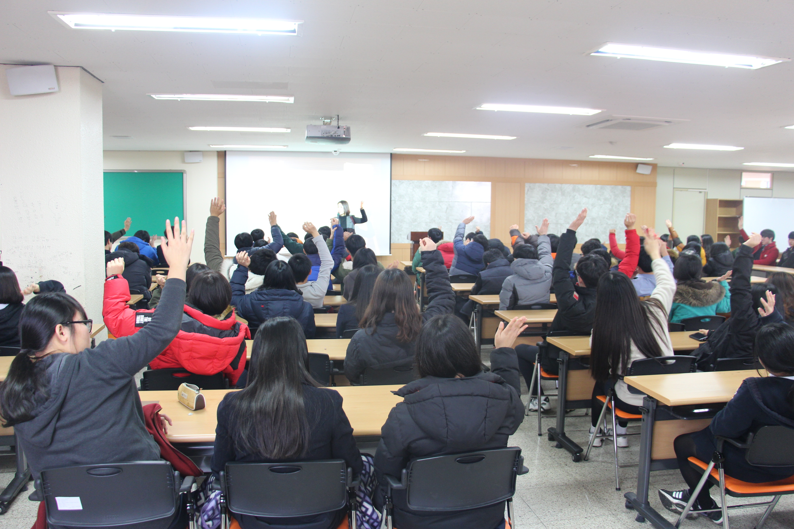 백제고등학교 3학년 학생들을 대상으로 한 새내기유권자  민주시민교육 장면입니다.