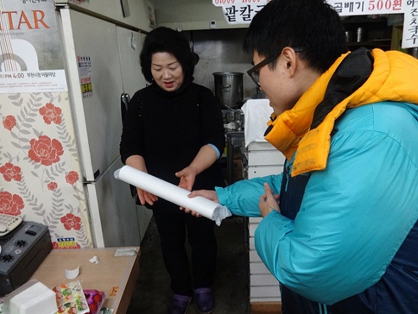 위원회 직원등이 주변상가를 방문하여 선거일정등을 안내하며 달력을 배부하는 모습