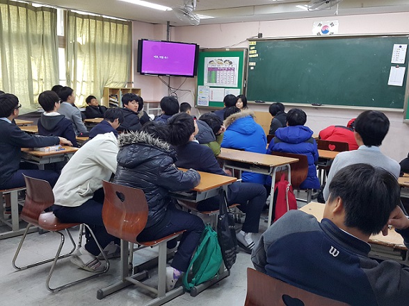 부천동중학교 학생들이 각 교실에서 민주시민정치교육동영상을 시청하는 모습