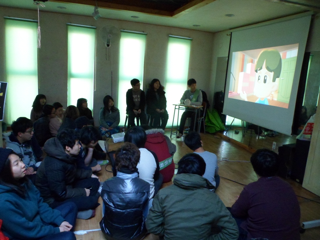 위원회 홍보영상물을 시청하고 있는 학생들 모습