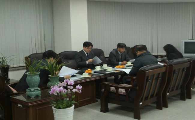 [사진설명] 용인시수지구선거관리위원회 위원장, 위원 및 사무국장이 위원회의실에 둘러 앉아 위원회의를 하고 있는 모습의 사진