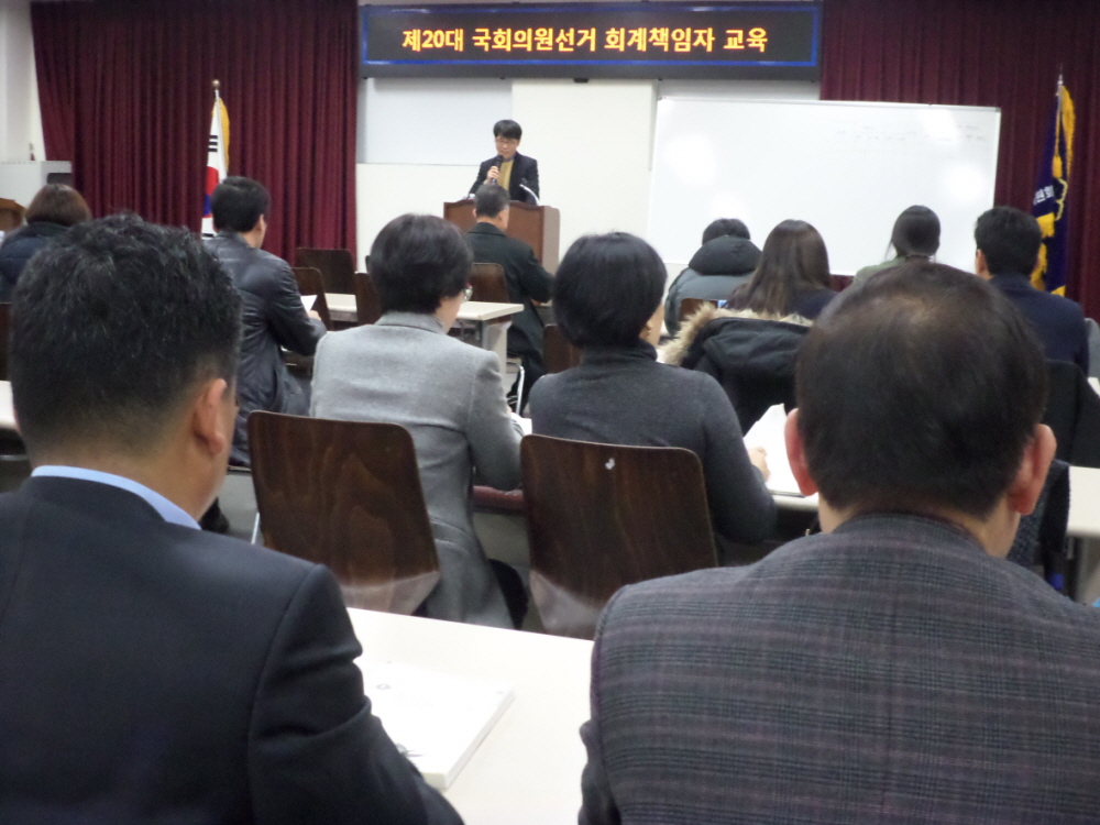 단원구위원회 이승욱 지도주임이 회계실무 교육을 실시하고 있는 모습