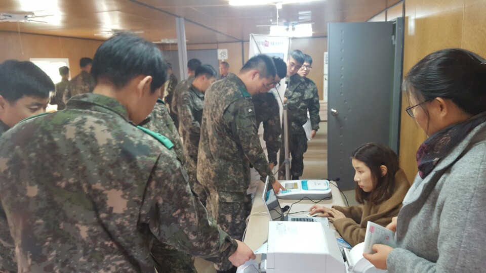 포병연대 간부들이 사전투표운용장비를 이용하여 선거체험을 하고 있는 모습