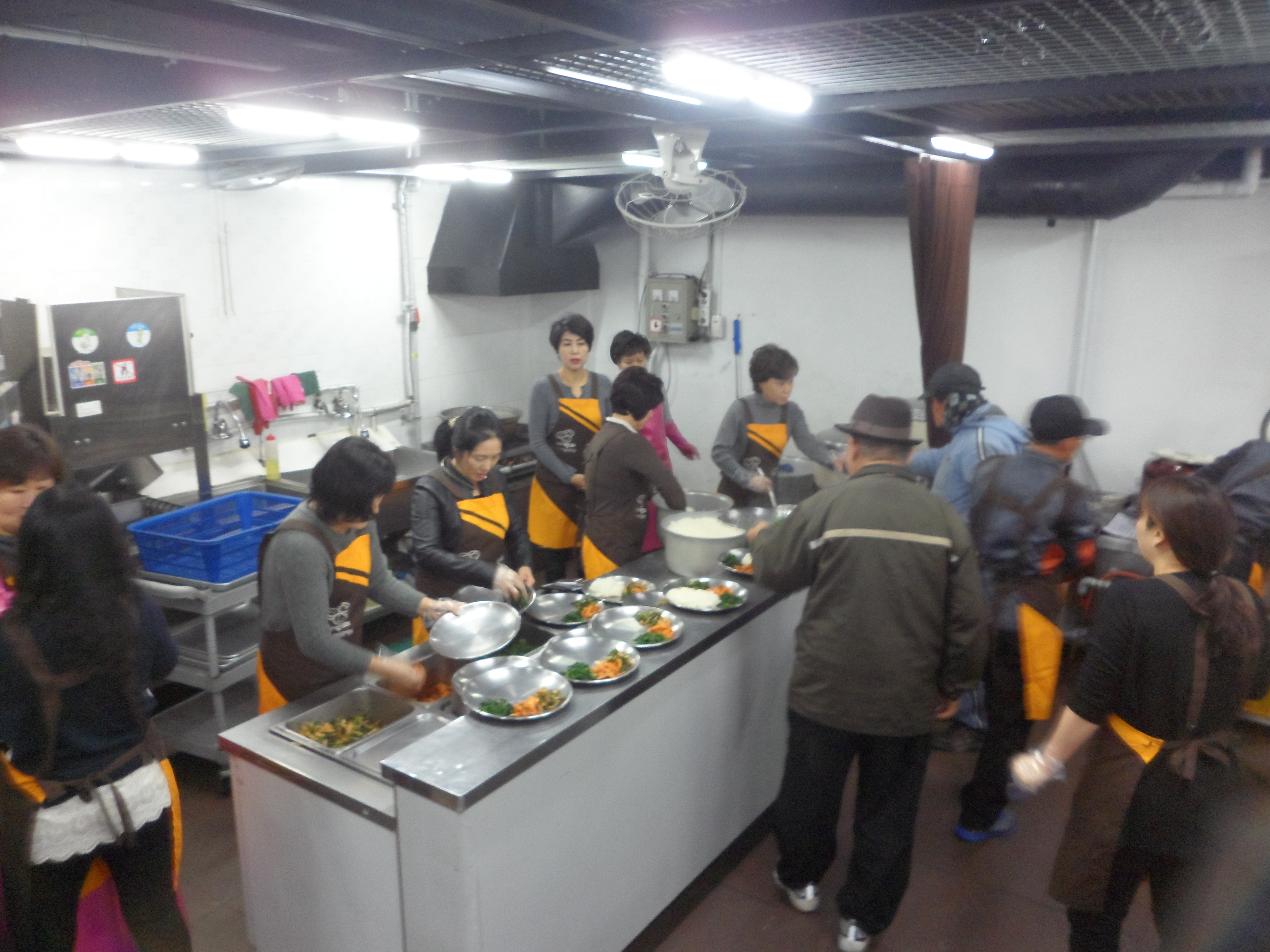 열심히 반찬 담는중