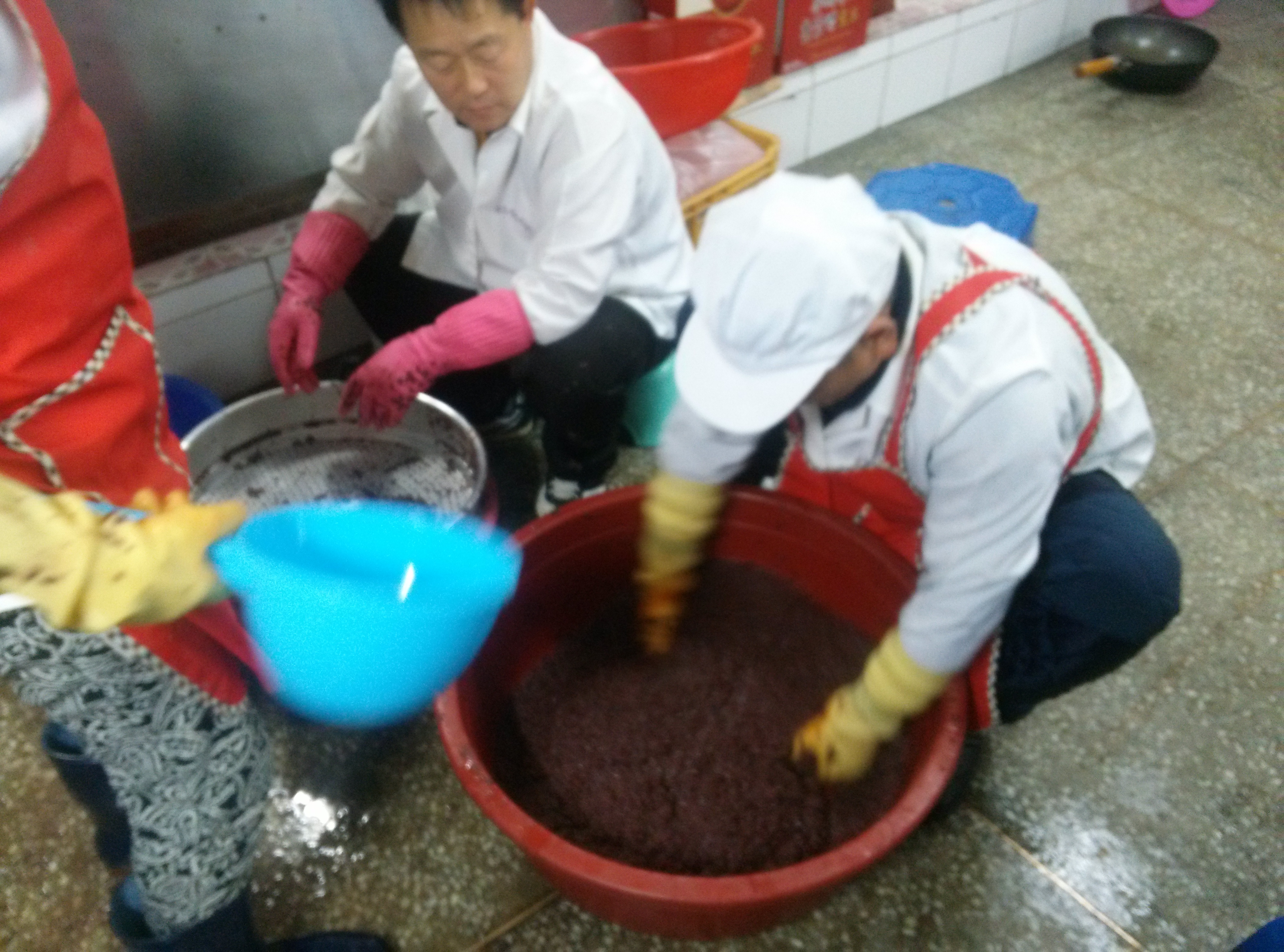 오늘의 메뉴는 팥죽! 삶은 팥을 으깨고 있습니다.