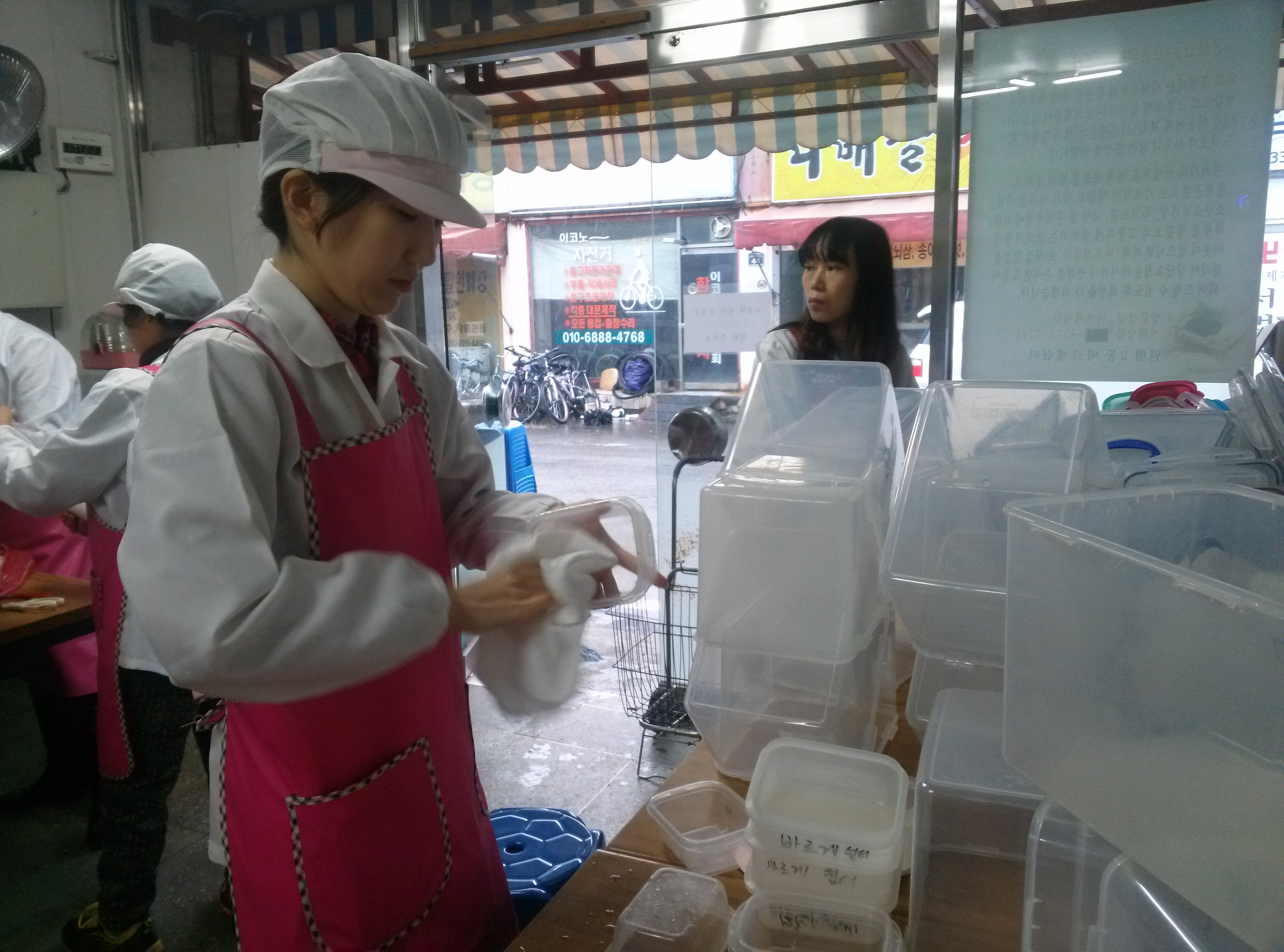배달할 반찬통을 깨끗이 닦아 준비합니다.