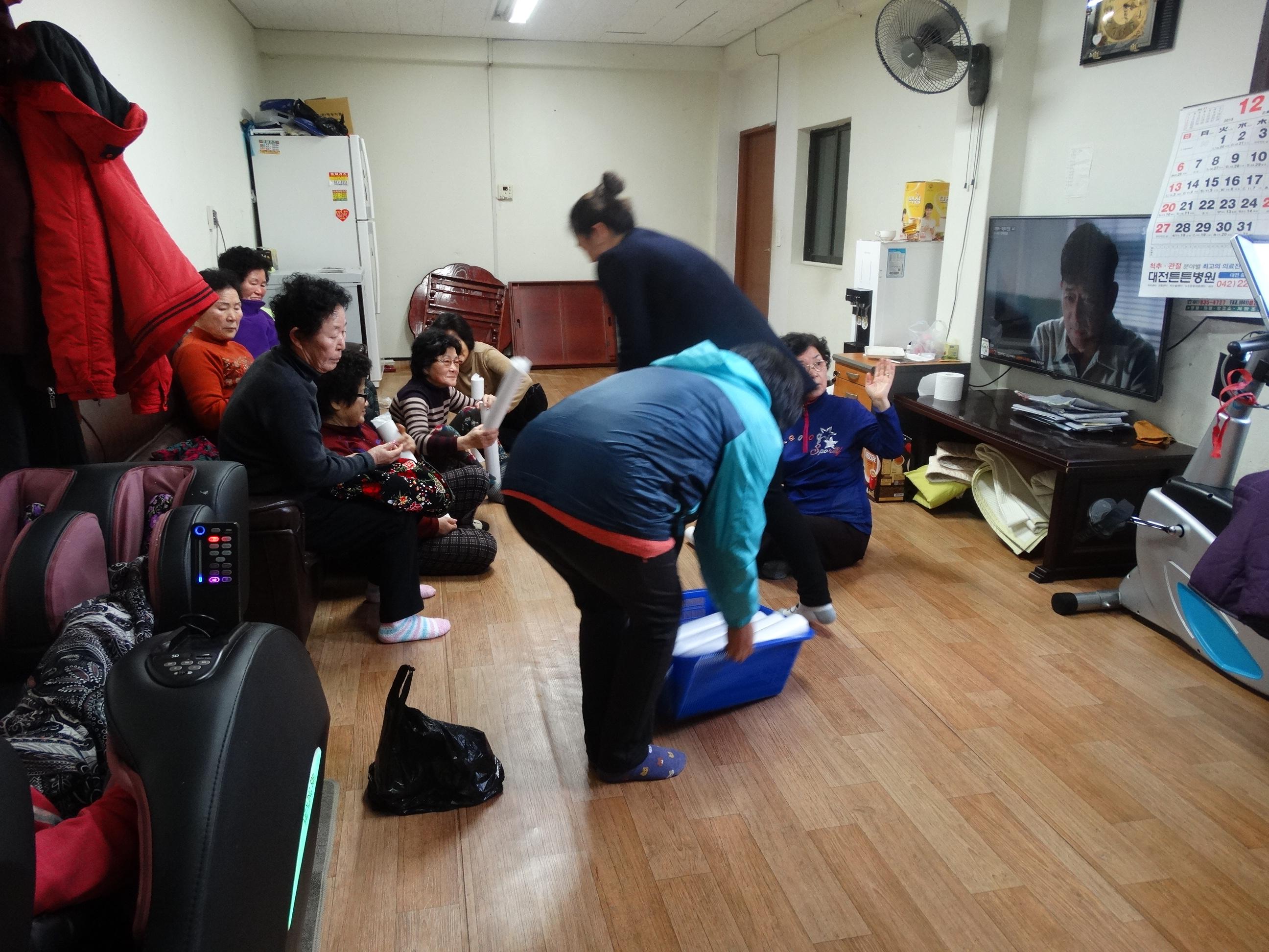 달력 배부하는 모습