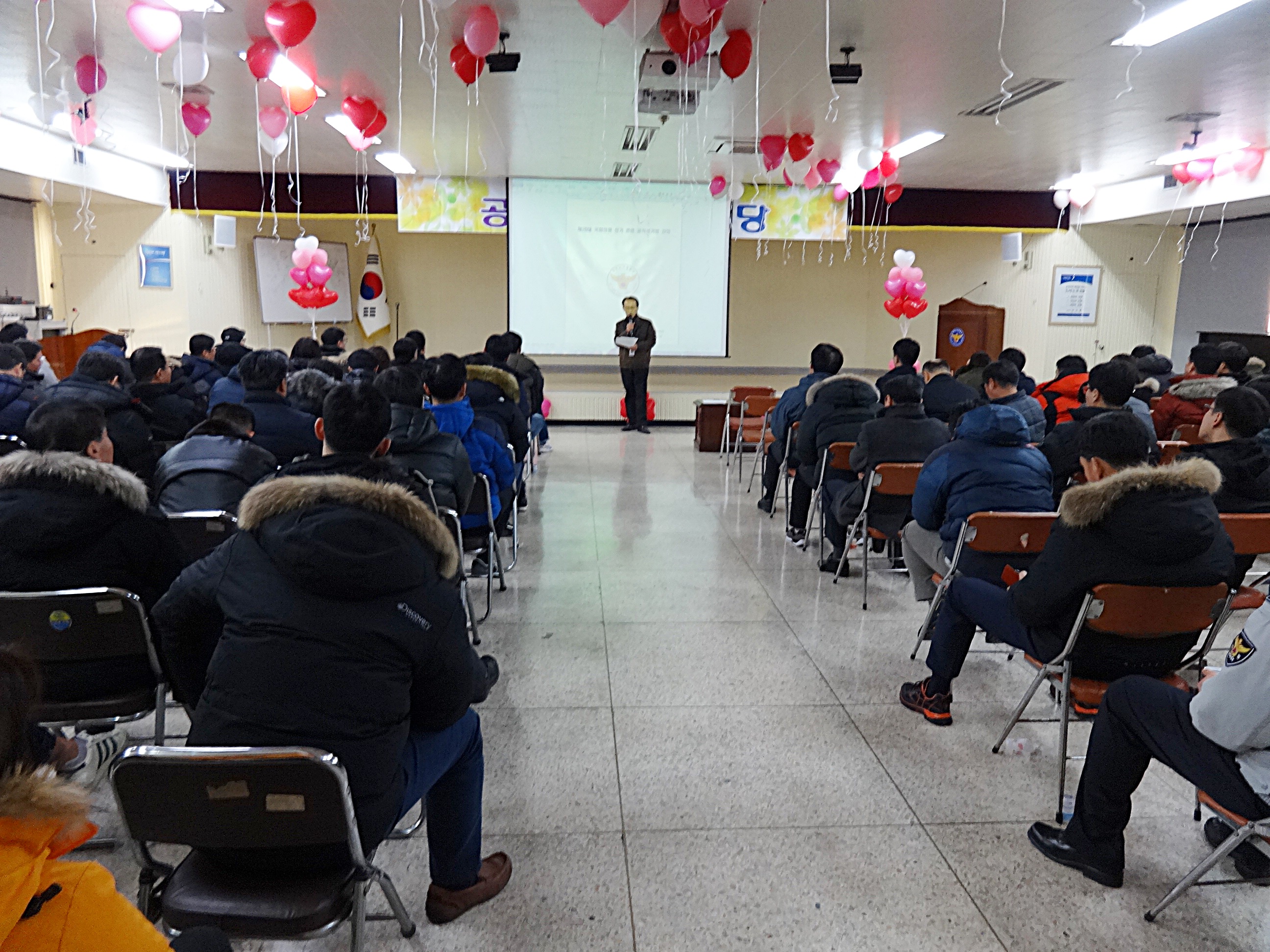 부천시소사구선거관리위원회 전유환 지도홍보계장이 공직선거법을 강의하고 있는 모습 
