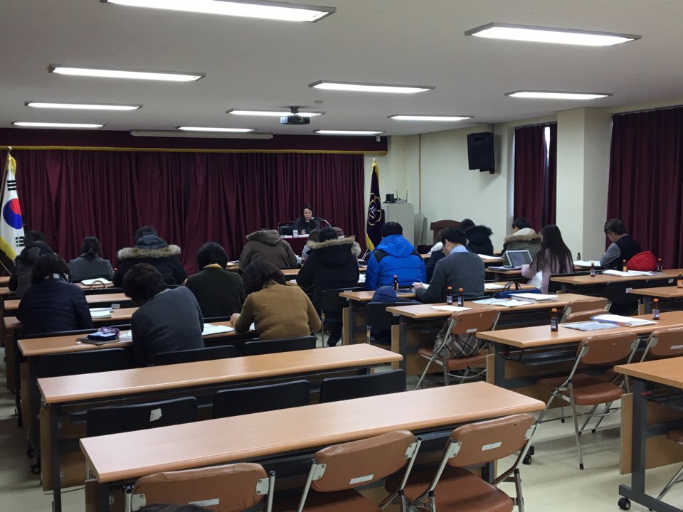 위원회 나진희주임이 선거관게자에게 회계실무교육을 하고 있는 장면