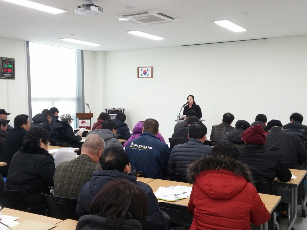동산동 주민센터 회의실에서 통장회의 참석자들이 앉아 있고 선관위 지도홍보주임이 선거법 안내를 하고 있는 모습