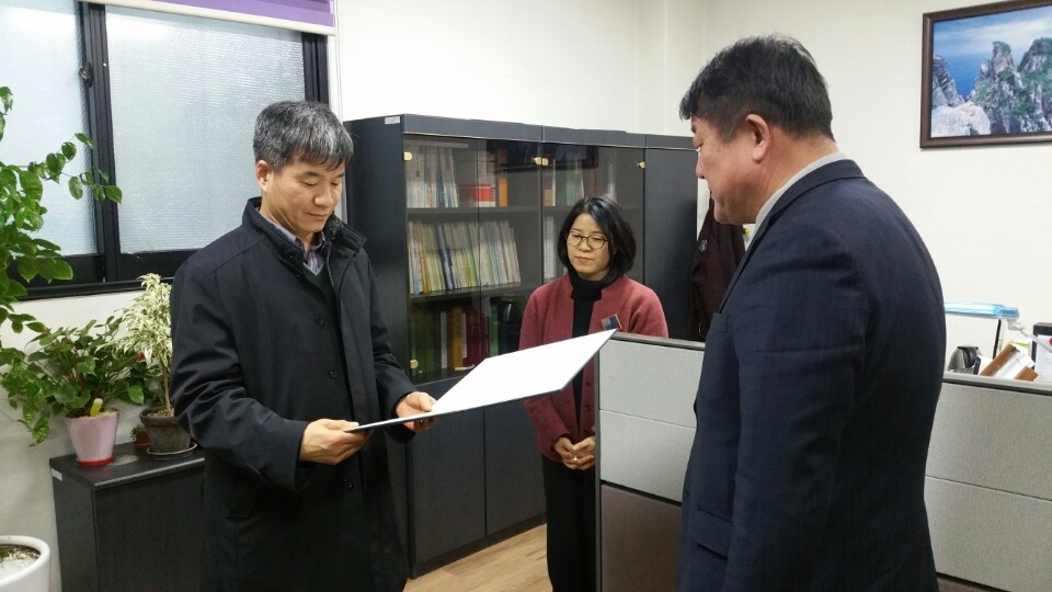 위원장이 새로이 위촉된 박원근 위원에게 위촉장 전달장면