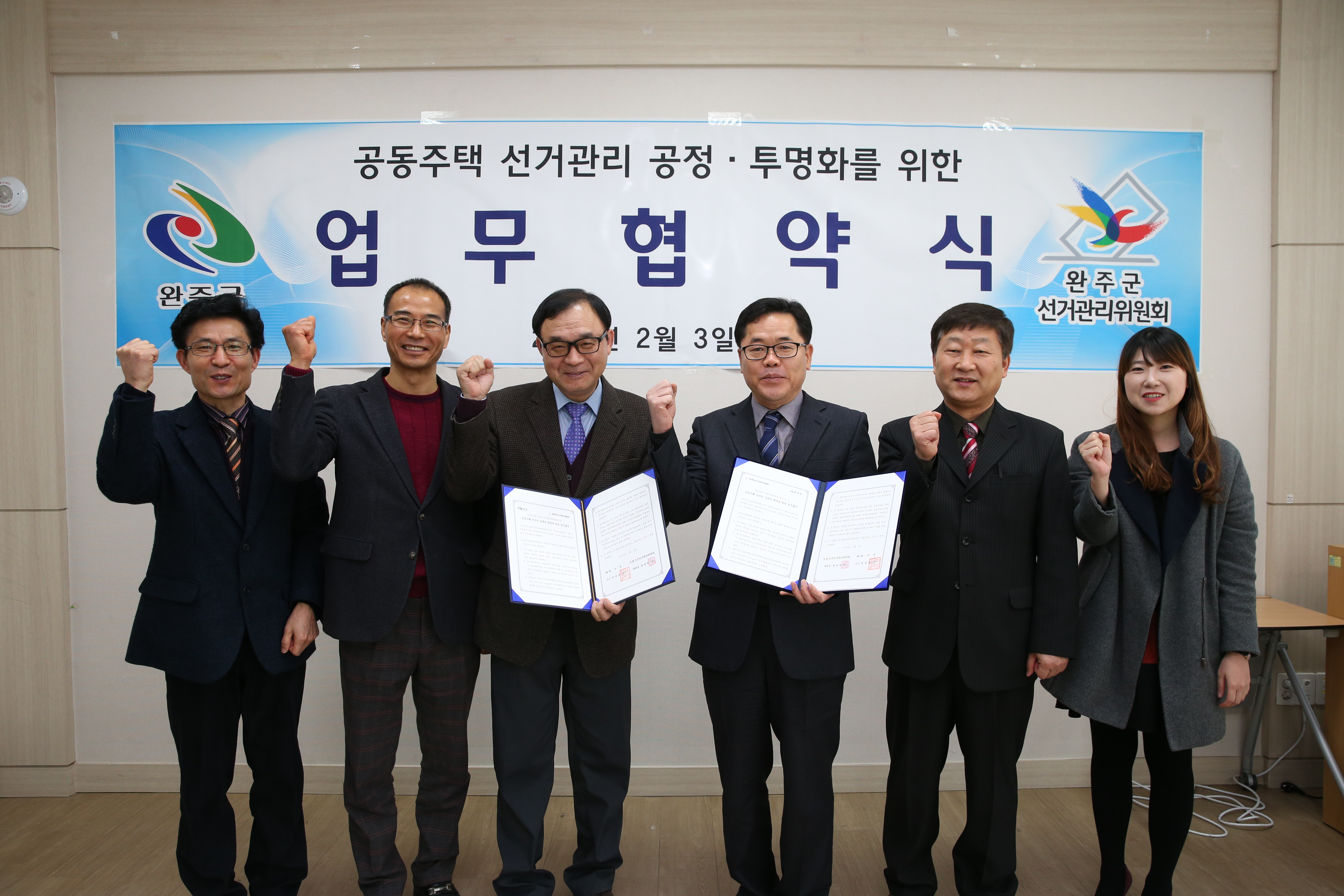 촬영하시는 분이 위트가 있으신 분인가봐요... 웃으면서 화이팅 하는 모습에서 열의가 넘치는 거 같습니다. 
