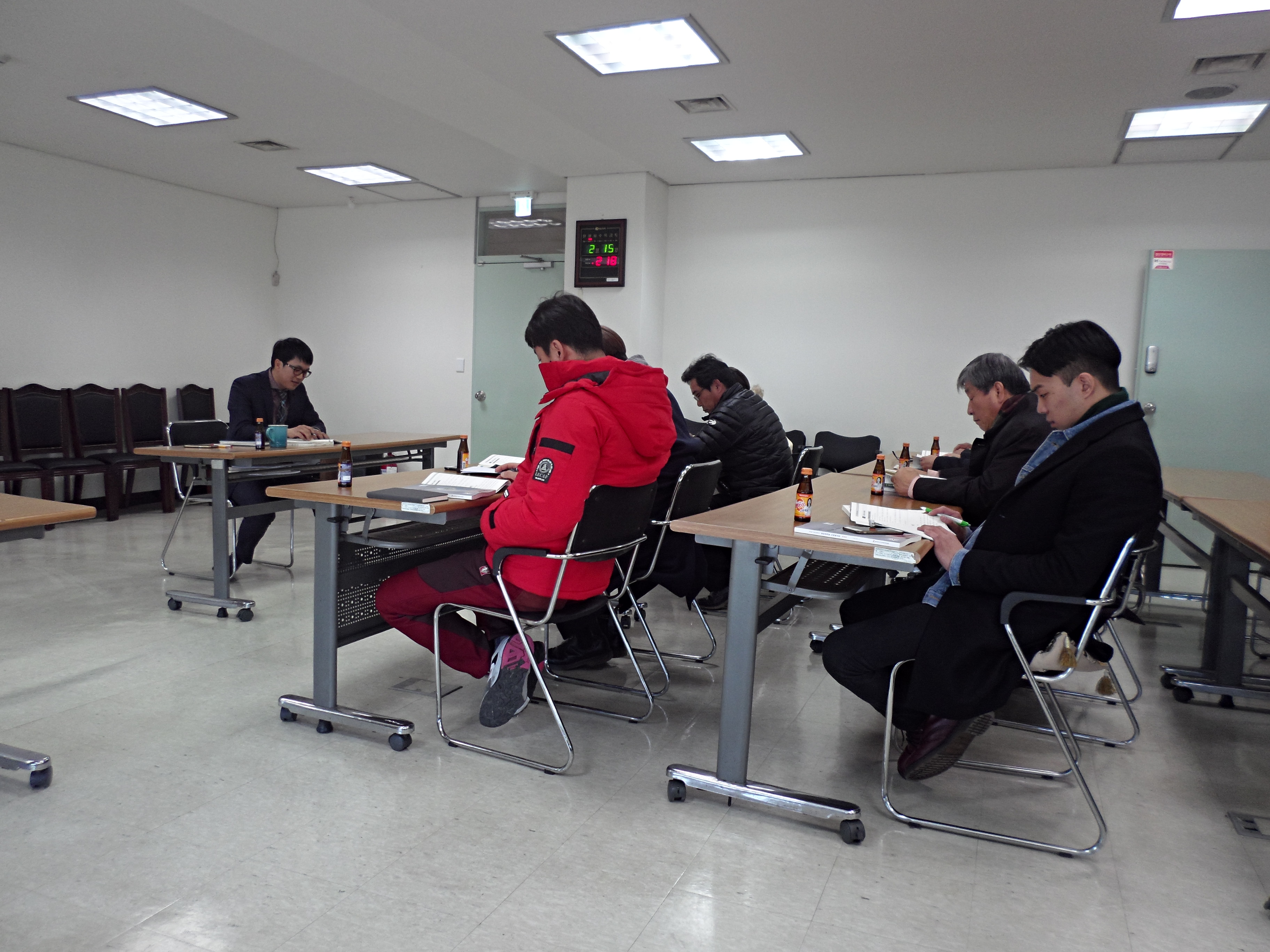 오산시선거관리위원회 이근식 지도주임이 선거사무관계자들에게 정치자금 회계실무교육을 하고 있는 모습의 사진입니다