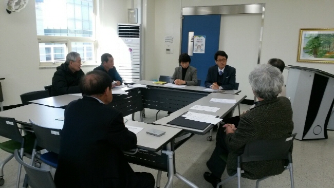 과천선관위 사무국장이 각 단체회장들에게 선거운동금지에 관한 안내하는 모습