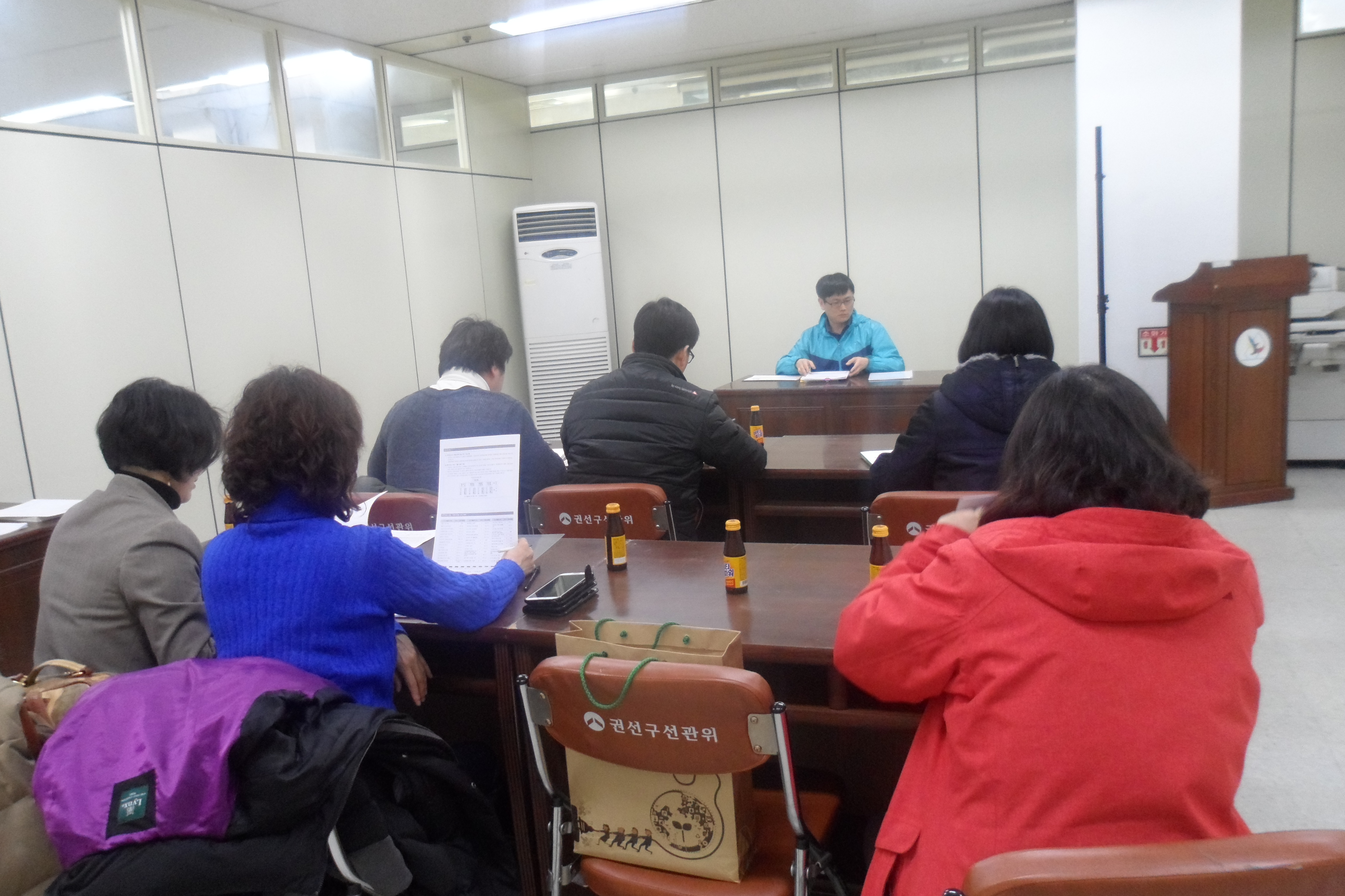 수원시권선구선거관리위원회 최정 지도주임이 선거사무관계자에게 회계실무 교육 