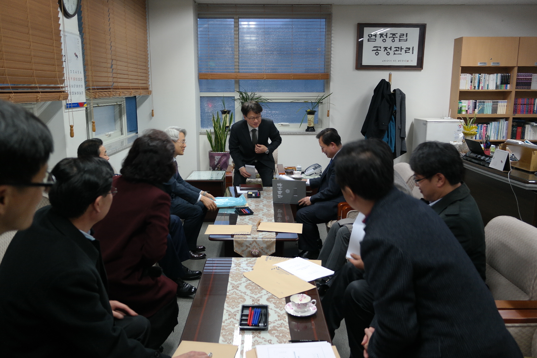 부천시원미구선거관리위원회는 2016. 2. 18.(목). 위원회 회의실에서 2016년도 제2차 위원회의를 개최하였습니다. 제2차 위원회의에서는 위원장, 위원 등이 참석한 가운데 선거관리상황 및 제20대 국회의원선거 홍보종합계획 수립, 국회의원선거구 획정 관련 진행상황 등을 회의는 모습
