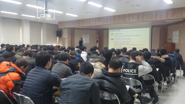 엄희숙 주무관이 경찰공무원대상 선거법강의하는 장면