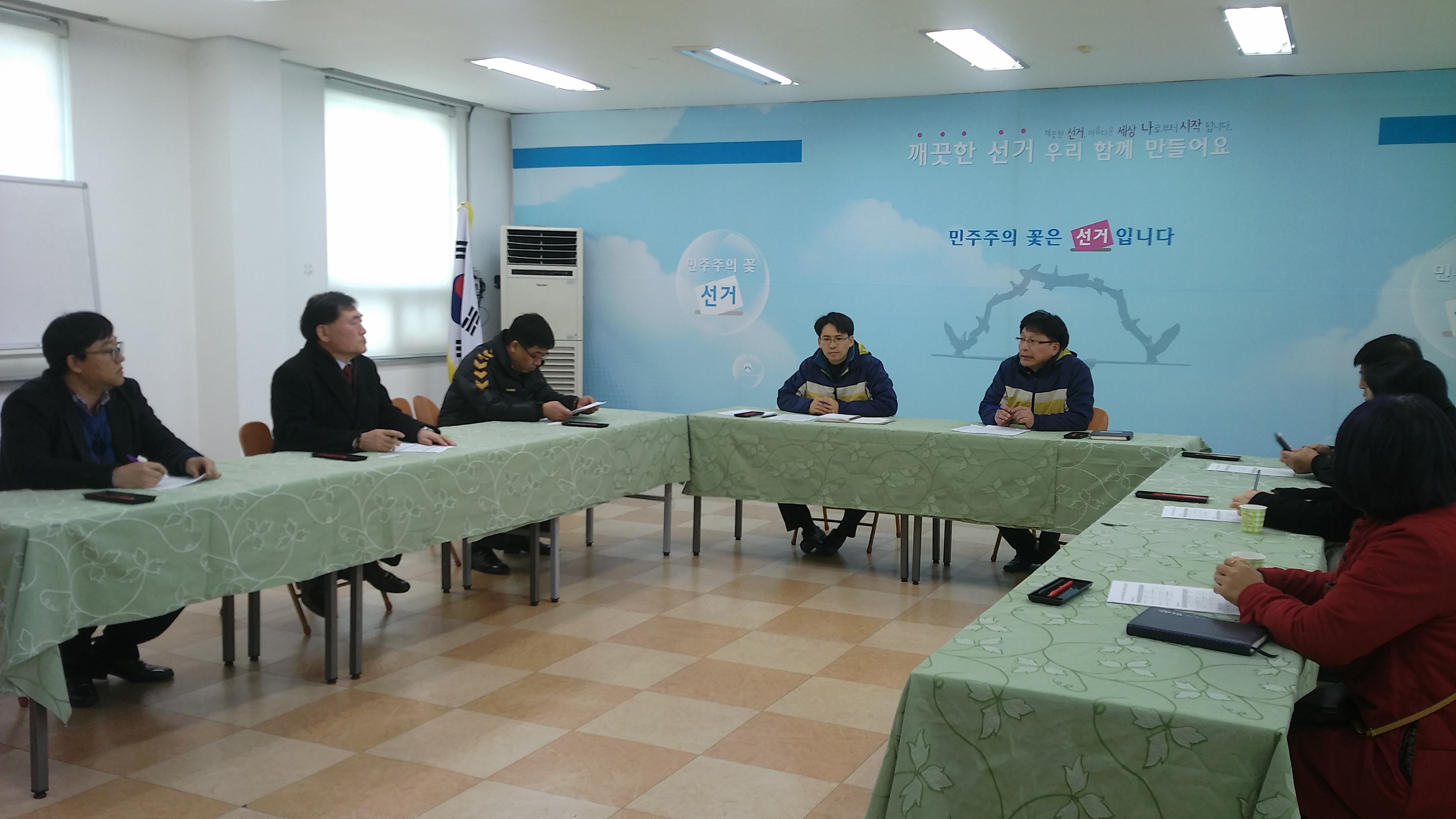 회의실에서 선관위 직원 2명과 정당관계자 4명, 장애인단체 관계자 2명이 모여 투표소 실태에 대해 회의를 하는 모습