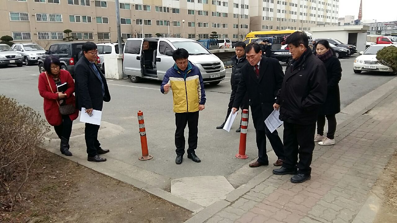 투표소 예정장소의 경사로를 살펴보고 있는 모습