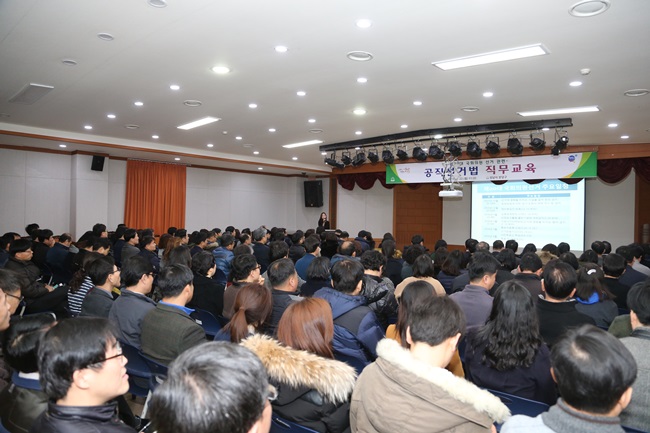 성남시분당구선거관리위원회 김현주 지도담당관이 공무원들에게 정치관계법 강의 및 민주시민교육을 하는 모습의 사진입니다.