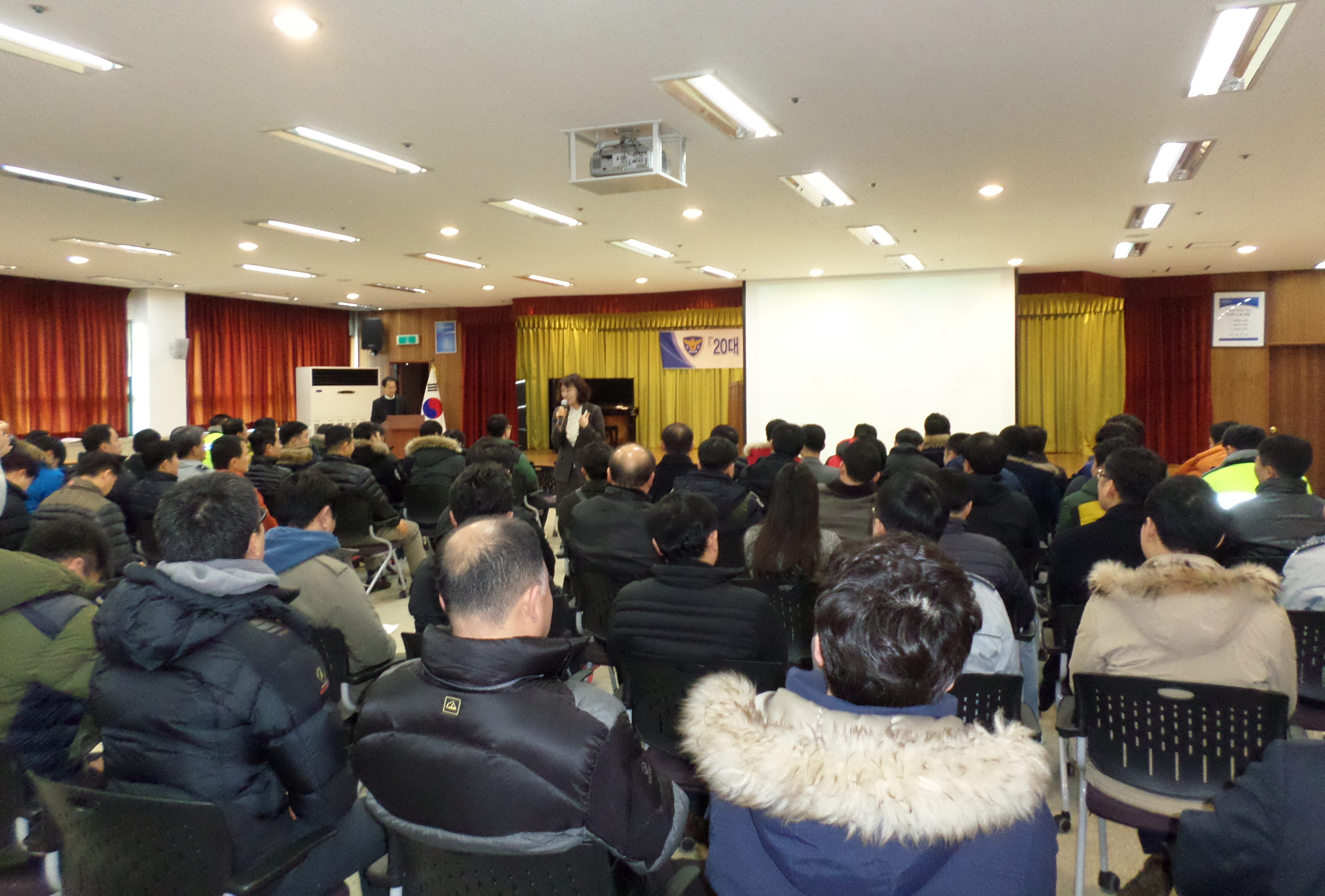 안양시동안구선거관리위원회 지도홍보계장이 동안경찰서 공무원 대상 공직선거법 강의를 실시하는 모습