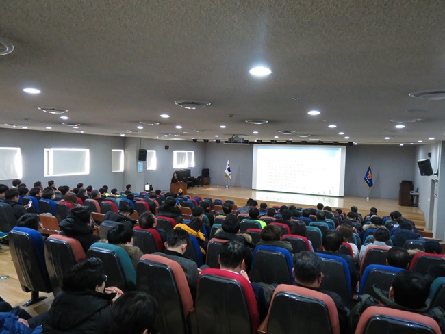 성남시분당구선거관리위원회는 2016년 2월 24일 수요일 분당경찰서 경찰공무원을 대상으로 정치관계법 강의 및 민주시민교육을 실시하였습니다. 자세한 이미지 설명은 본문 내용을 참고하여 주시기 바랍니다