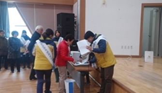 연천군선거관리위원회 이선준지도홍보주임이 연천군노인복지관 회원분들을 대상으로 설명하는모습 