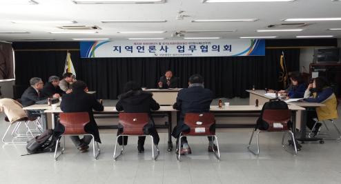 만안구위원회 사무국장이 관내 지역언론사 관계자 등을 대상으로 업무협의회를 진행하는 모습